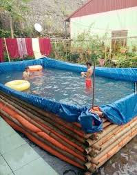 Mở đầu cho loạt hoài niệm bể bơi, nickname Vân Lê viết: "Dì cháu mình ngày trước cũng đóng cửa nhà tắm, lấy vải mưa bít cửa, cho chắc chắn đè thêm lớp gạch, nhét thêm lớp quần áo vừa cởi ra để nước đỡ rò ra ngoài. Sau đó, không khác gì cảnh tượng mấy con cá còn sống giãy phạch phạch trong chiếc chảo mỡ. Nhớ dì quá!"