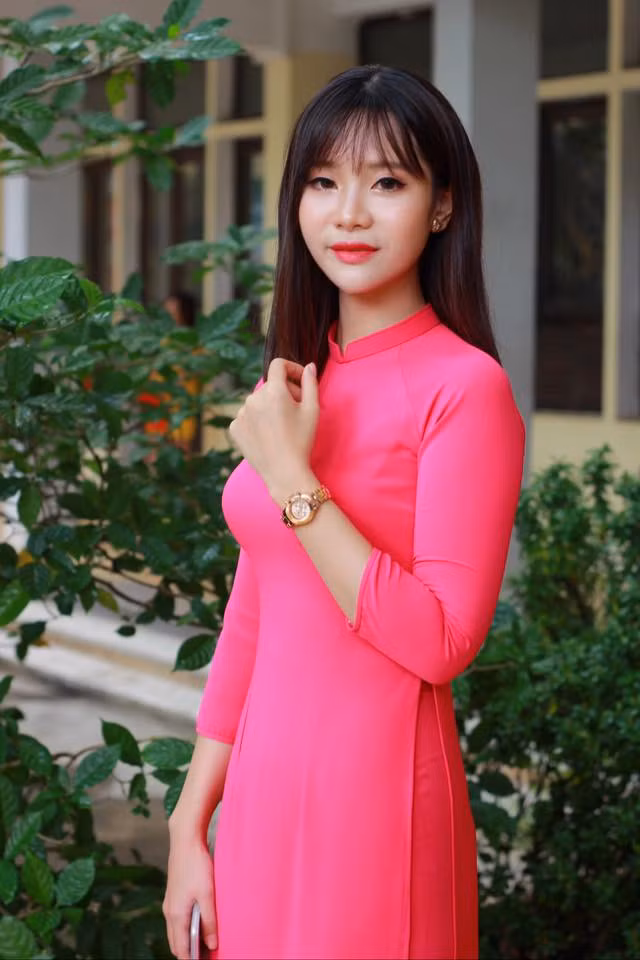 Hương Thảo chia sẻ thêm, cô bạn tham gia hầu hết các phong trào văn nghệ thể thao của Khoa và Học viện như chương trình Biggames, đại hội thể thao, cuộc thi CFO, Hotstar. Đặc biệt, nữ sinh 9X này còn lọt vào top 10 cuộc thi Sinh viên thanh lịch 2016 do Học viện Tài chính tổ chức.