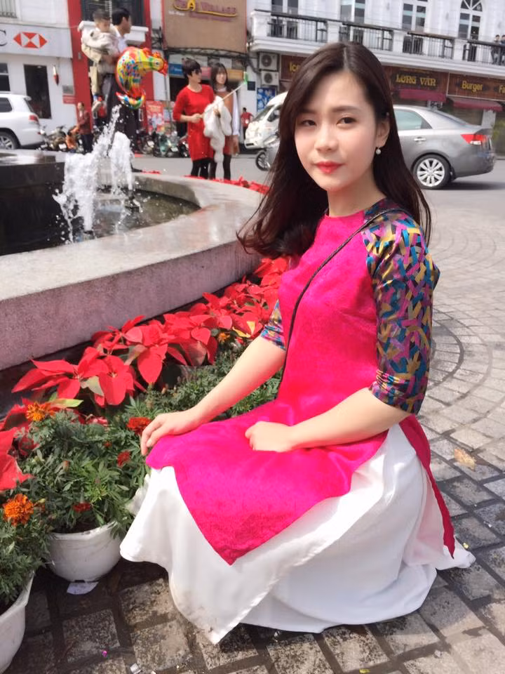 Không chỉ học giỏi, Hương Thảo còn gây ấn tượng nhờ ngoại hình sáng với khuôn mặt trái xoan, cằm v.line, da trắng và đặc biệt là bờ môi với nụ cười cực hiền.