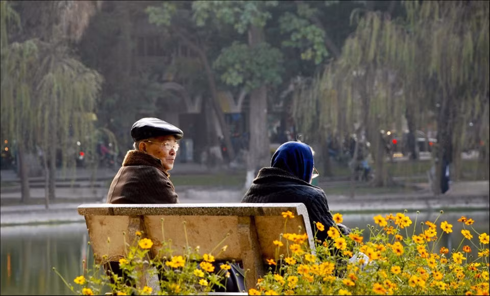 Trong chiều đông Hà Nội, hình ảnh hai ông bà đã ngoài 90 tuổi đang nhìn nhau tình cảm làm ấm lòng người. "Dù có đi bốn phương trời lòng vẫn nhớ về Hà Nội". Quả thực dù có ở bất cứ đâu, trong hay ngoài nước, những hình ảnh bình dị và sâu lắng về cuộc sống và con người Hà Nội luôn đọng lại trong tâm trí mỗi người Việt Nam. Trên mỗi góc phố, mỗi con đường, chúng ta đều có thể cảm nhận rõ rệt Hà Nội thật đẹp và yên bình. Ảnh: Giang Trịnh.