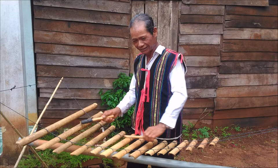 Cả cuộc đời gắn bó với đàn T’rưng, già Siu Chi - người dân tộc J’rai (làng Gran, xã Ia Hlốp, huyện Chư Sê, tỉnh Gia Lai) - được biết đến là người sử dụng thành thạo nhiều loại nhạc cụ dân tộc truyền thống như cồng chiêng, đàn T'rưng, đàn goong… Là một người làm đàn và đánh đàn T’rưng trên 50 năm, khi được hỏi vể ước muốn, già Siu Chi bảo "phải kêu gọi thế hệ trẻ học đánh đàn T’tưng nhằm bảo tồn loại nhạc cụ truyền thống của dân tộc mình, thế là già vui rồi". Ảnh: Lê Huy Hoàng.