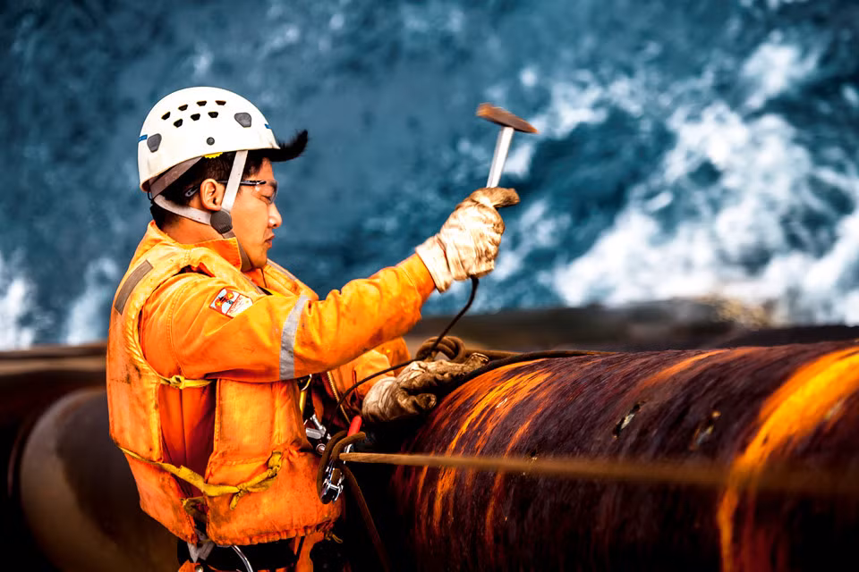 Khoảnh khắc làm việc nguy hiểm nhưng đầy nghị lực và quyết tâm của người thợ dầu khí biển tại mỏ Bạch Hổ (Vũng Tàu). Ngành dầu khí đang tích cực đóng góp vào ngân sách phát triển đất nước cũng như giữ vững bảo vệ chủ quyền biển đảo Việt Nam, góp phần không nhỏ trong quá trình công nghiệp hóa, hiện đại hóa đất nước. Những người thợ nơi đây cũng đang nỗ lực hết mình vì dòng dầu cho Tổ quốc. Ảnh: Bùi Minh Trí.