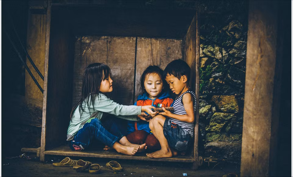 Khác với trẻ em thành phố thời đại công nghệ chỉ thích tivi, điện tử, smartphone, trẻ em vùng cao vẫn có những góc riêng để khám phá bằng những gì sẵn có. Những đứa bé tại bản Cát Cát (Sa Pa) đang nô đùa trong chiếc hộp trò chơi tự sáng tạo. Cuộc thi ảnh "Dấu ấn Việt Nam" sẽ nhận bài dự thi đến hết ngày 28/8, kết quả sẽ được công bố từ 2/9 đến 5/9. Mời bạn gửi ảnh tham gia tại đây. Ảnh: Tuan Ta.