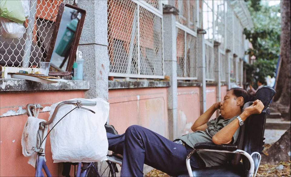 "Tôi không biết từ khi nào, đã bao lâu, nhưng tôi chắc chắn rằng Sài Gòn đã và đang dung dưỡng, ấp ôm biết bao con người để thực hiện giấc mơ về hai chữ hạnh phúc. Khi đi xa, tôi hay nghĩ về Sài Gòn với tất cả niềm thương nhớ về những điều xưa cũ. Tuy ngày đây mai đó, nhưng những túp lều xanh đỏ đâu đó ở vỉa hè Sài Gòn của các chú hành nghề hớt tóc đã trở nên rất đỗi thân quen", tác giả Phong Vinh tâm sự. Ảnh: Phong Vinh.