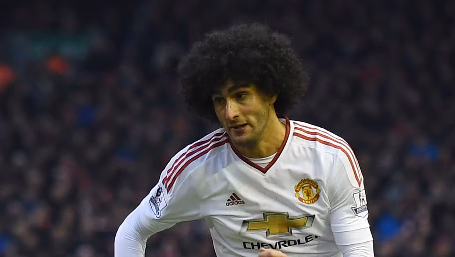 Mái tóc trông như một ca sĩ nhạc rock của Marouane Fellaini không thể làm lu mờ đi màn trình diễn thất vọng của tiền vệ này trong mùa giải năm nay.