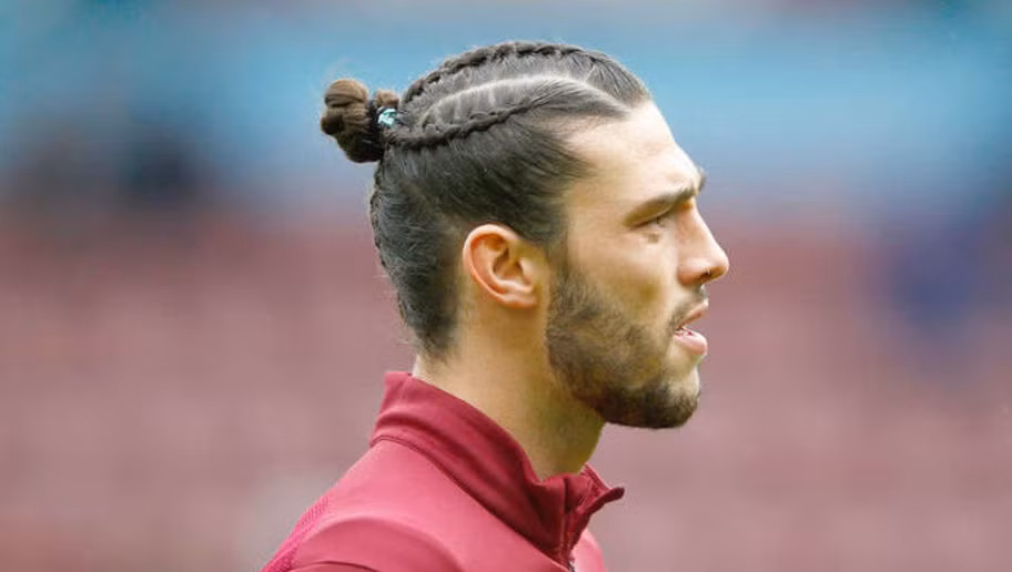 Đây có thực là mái tóc của một ngôi sao bóng đá - người từng được Liverpool bỏ ra tới 35 triệu bảng để chiêu mộ. Có lẽ là không, mái tóc của Andy Carroll trông khá giống một bé gái lúc năm tuổi.