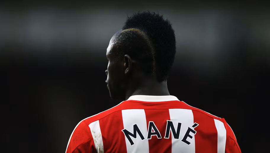 Có lẽ còn lưu luyến giáng sinh nên tiền vệ của Southampton Sadio Mane quyết định để kiểu tóc giống như món truyền thống "gà tây" của nước Anh.