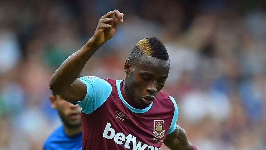 Vàng hai bên và đen ở giữa, một cách phối màu tóc khá dị của chàng tiền đạo của CLB West Ham Diafra Sakho.