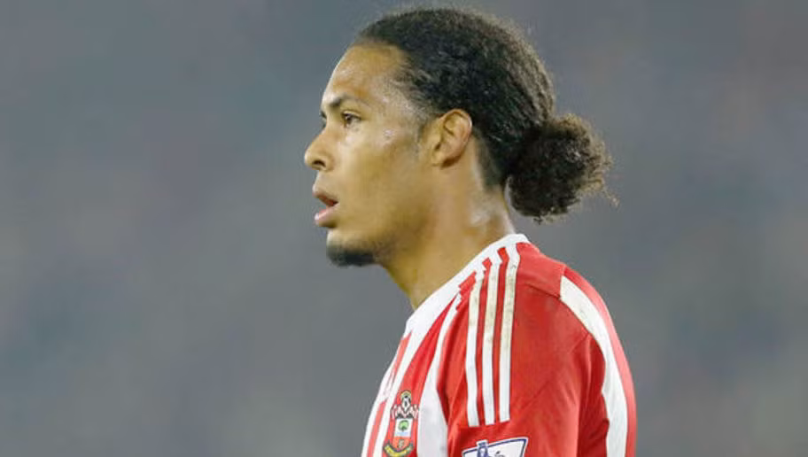 Mái tóc của Virgil van Dijk của Southampton trông có vẻ không hợp lắm với cầu thủ này, nó giống với một người phụ nữ với mái tóc xoăn bẩm sinh hơn là một cầu thủ nổi tiếng.
