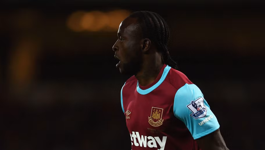 Mái tóc của Victor Moses khá lạ khi dài hơn hai bên và ngắn ở phần giữa đầu. Dường như đây không phải mái tóc theo đúng phong cách mạnh mẽ của chàng cầu thủ này.