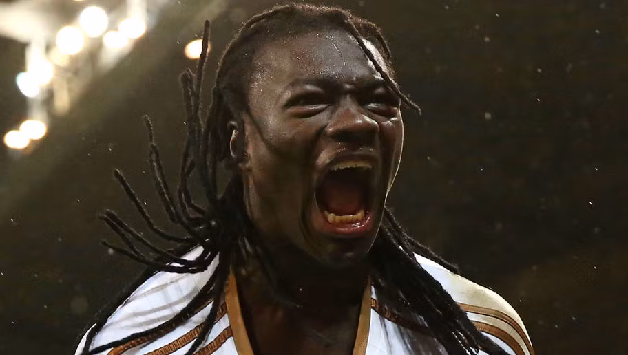 Sau Willian của Chelsea thì đến lượt Bafetimbi Gomis bị xếp vào danh sách cầu thủ có mái tóc xấu nhất tại giải Ngoại hạng Anh. Kiểu tóc của tiền đạo Swansea được miêu tả là rất kỳ quặc khi nó quá dài và có thể ảnh hưởng tới lúc cầu thủ này thi đấu.