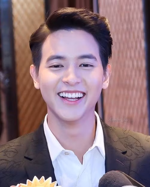 James Jirayu Tangsrisuk nổi tiếng từ nhỏ khi phô bày khả năng chơi guitar và từng là tay guitar bass trong ban nhạc của trường cấp 3.