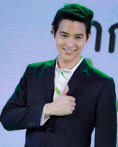 Chàng "hoàng tử nụ cười này"nhận được học bổng toàn phần khoa Điện ảnh thuộc trường ĐH Rangsit năm 2011 rồi sau đó có duyên gặp gỡ một ông bầu có tiếng tại Thái Lan.