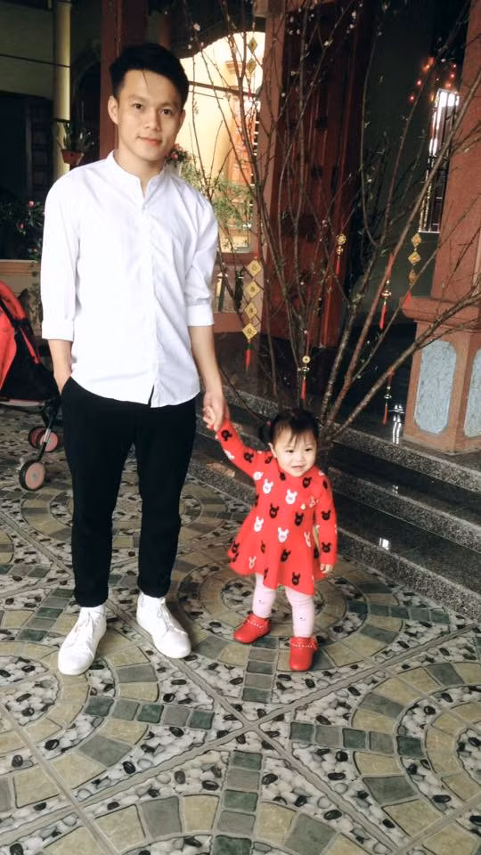 Anh 23 tuổi, em gái 3 tuổi. Đẻ cách nhau tận 20 tuổi thì là chú cháu rồi.