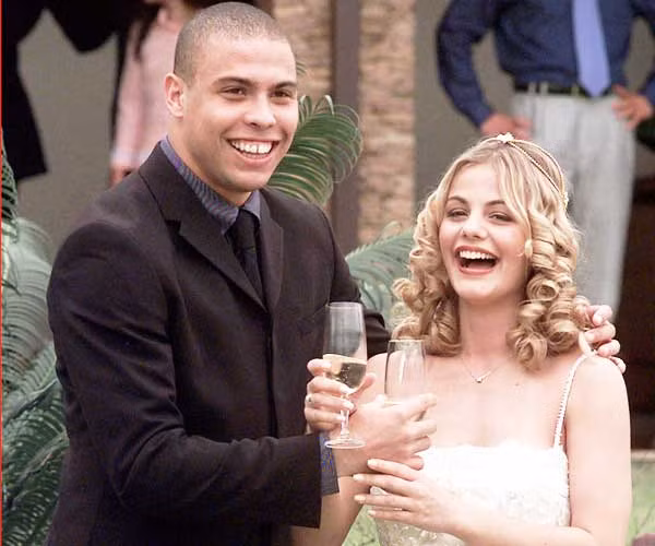 Tháng 4/1999, Ronaldo đính hôn với nữ cầu thủ đồng hương Milene Domingues. Lễ cưới được tổ chức một cách xa hoa. Cuộc hôn nhân kéo dài 4 năm và cả hai có với nhau có một cậu con trai tên Ronald.