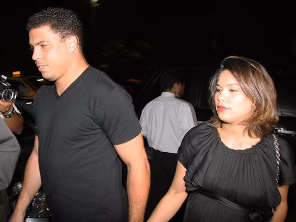 Bia Anthony là mối tình lâu nhất của Ronaldo. Họ chung sống với nhau 7 năm, có hai mặt con trước khi đường ai nấy đi.