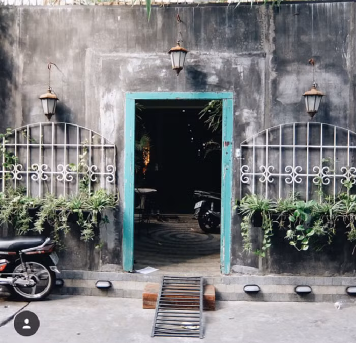 Sài Gòn nổi tiếng với sự tấp nập và ồn ào nhưng để thoát khỏi vòng xoáy này không phải là dễ. Tuy nhiên, vẫn còn đó một homestay có thể giải quyết vấn đề mà nhiều người dân Sài Gòn luôn tìm kiếm đó là sự yên tĩnh, đơn giản nhưng vẫn đẹp miễn chê.