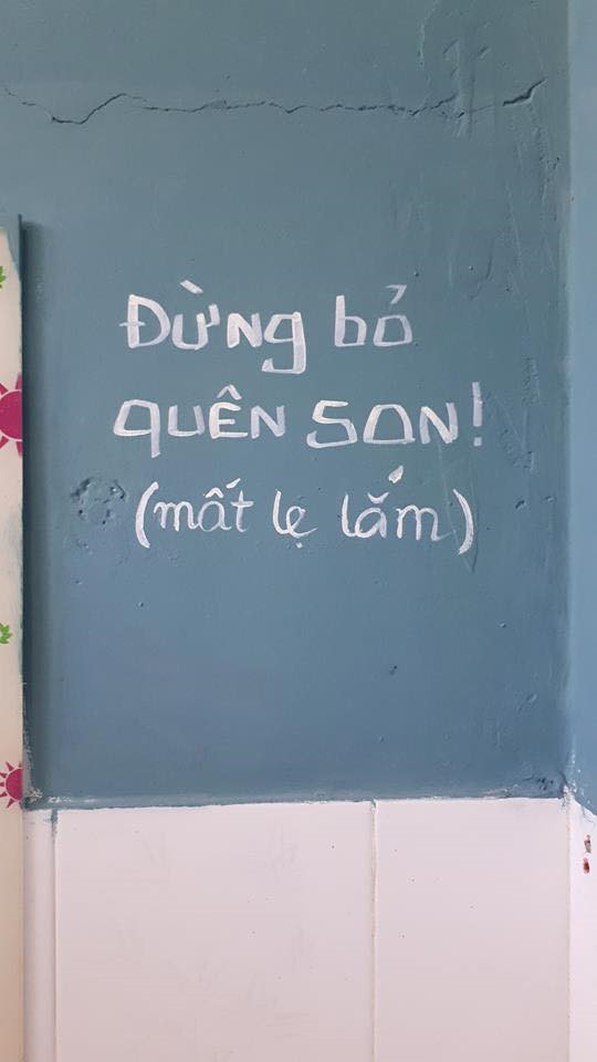 Thay vì dán những mảnh giấy in để nhắc nhở khách thì quán cafe này đã sơn tường nhà vệ sinh màu xanh trời dịu mắt và viết hẳn lên đó những câu nhắc nhở vừa hài hước, vừa tế nhị.