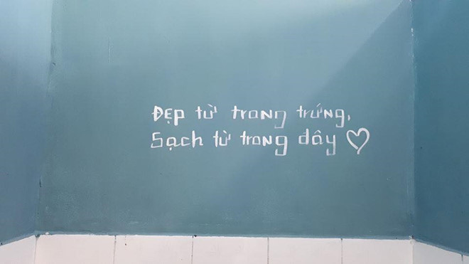 Để thay đổi những thành kiến trên của khách hàng, chủ quán cafe ở Đồng Nai đã nghĩ ra sáng kiến giúp khách thoải mái hơn khi bước vào toilet và cũng như nhắc nhở khách giữ vệ sinh chung để không ảnh hưởng đến những người khác.