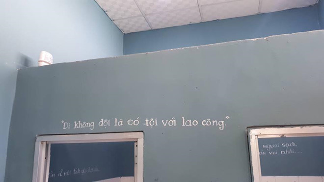 Câu hát cũng rất "hợp tình hợp cảnh" chắc chắn nhiều khách hàng vào nhà vệ sinh trong quán này sẽ phải bật cười khi nhìn thấy.