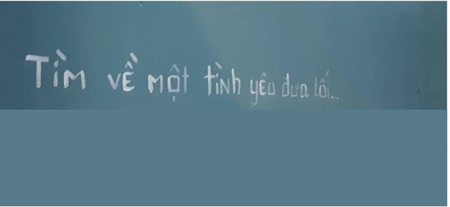 Được biết, những câu trong nhà vệ sinh quán cafe tại Đồng Nai được chủ nhân lấy từ những câu hát của ca khúc "Từ hôm nay" của ca sĩ Chi Pu.