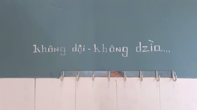 Điểm đặc biệt, mỗi câu trong toilet quán cafe được viết ở một vị trí khác nhau để khách dễ dàng nhìn thấy như ở lối vào, cửa, gương,