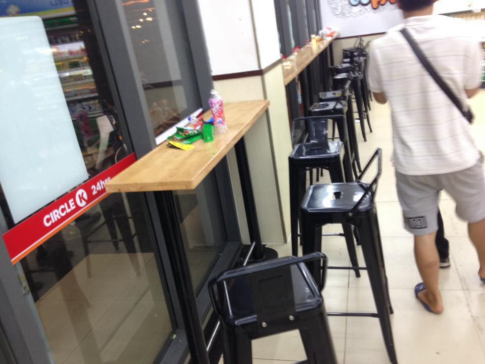 Không những vậy, nhiều bạn cho cả chó mèo đi theo để tránh nóng và không thể tránh được trường hợp chúng đi vệ sinh đầy ra sàn.