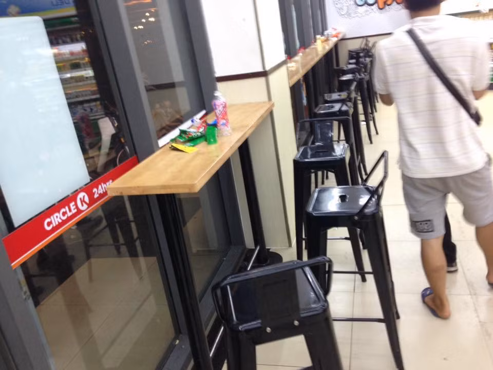 Không những vậy, nhiều bạn cho cả chó mèo đi theo để tránh nóng và không thể tránh được trường hợp chúng đi vệ sinh đầy ra sàn.