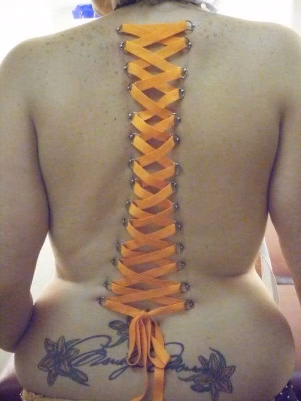 Trào lưu móc khuyên xuyên da hay còn gọi là corset là hành động xỏ nhiều vòng kim loại lên cơ thể và dùng một sợi dây đan để mô phỏng lại hình thức một chiếc áo nịt ngực.