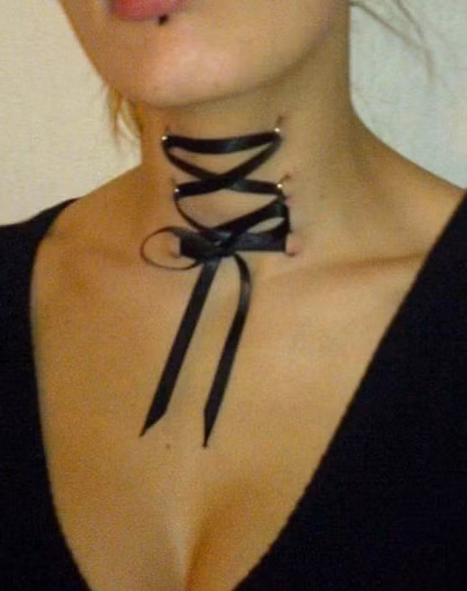 Xỏ khuyên qua vùng cổ và họng thật đáng sợ.