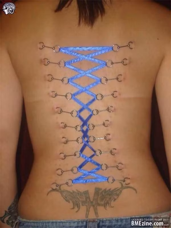 Ai cũng muốn tạo riêng cho mình một phong cách thời trang thật chất, ngầu. Thế nhưng bằng cách móc khuyên đan dây trên da thịt là "mốt"quá dị hợp khiến nhiều người phải sửng sốt khi ngắm nhìn.