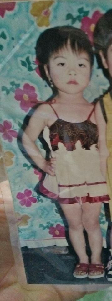 Bức ảnh hoài niệm của Ngân Giang khơi mào cuộc đọ ảnh không hồi kết chụp cô bé tóc ngắn, khuôn mặt nghiêm nghị và cách để tay, vắt chân như quý bà. Thậm chí cô gái còn tự nhận nếu ngày xưa được tập tành, đầu tư thì không khéo bây giờ đã trở thành người mẫu.