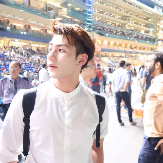 Chính nhờ vẻ điển trai của mình, Ngụy Tuấn Sênh đã trở thành người trong mộng của biết bao chị em. Bên cạnh đó là ánh mắt ghen tị của vô vàn những chàng trai trên mạng xã hội.