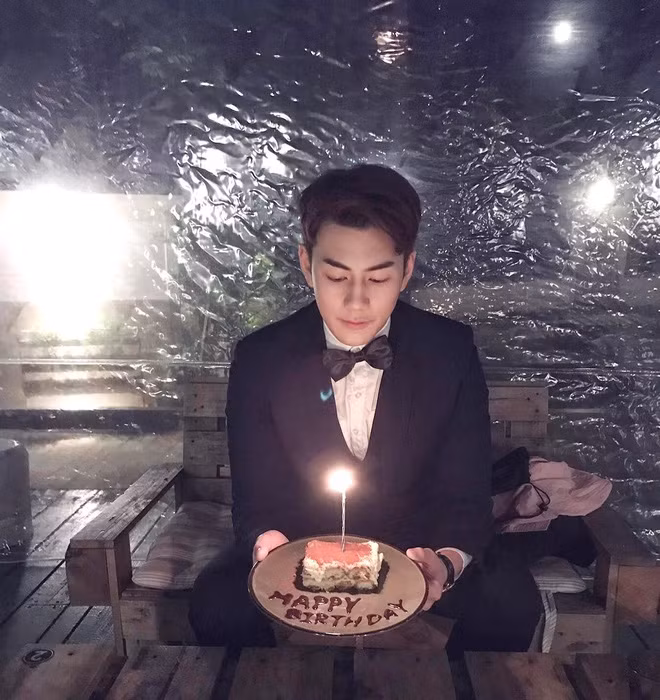 Chỉ có một bức ảnh được đăng tải nhưng tên tuổi của Ngụy Tuấn Sênh đã nhanh chóng nổi như cồn, dù trong bộ dạng khá tuềnh toàng với trong chiếc sơ mi trắng, mái tóc tuy có phần lộn xộn.