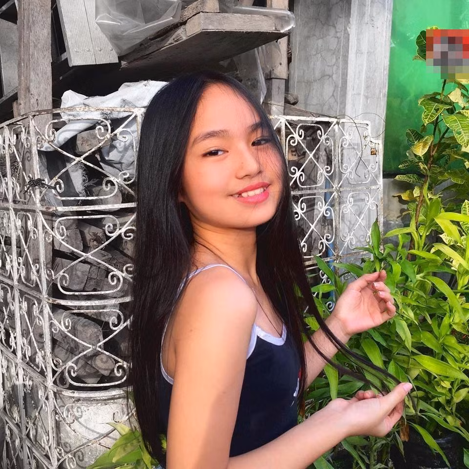 Được biết, bé gái đang gây bão cộng đồng mạng suốt những giờ vừa qua mới chỉ sinh năm 2009 nghĩa là năm nay em mới chỉ có 10 tuổi.