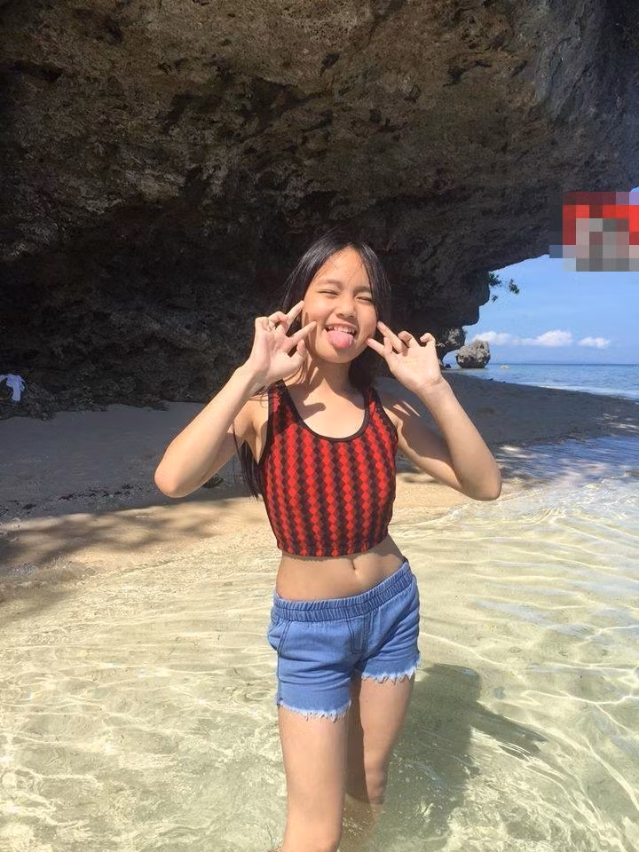 Sở hữu gương mặt khá thu hút cùng với chiếc răng khểnh cực duyên, bé gái 10 tuổi này nhanh chóng gây được ấn tượng với người đối diện.