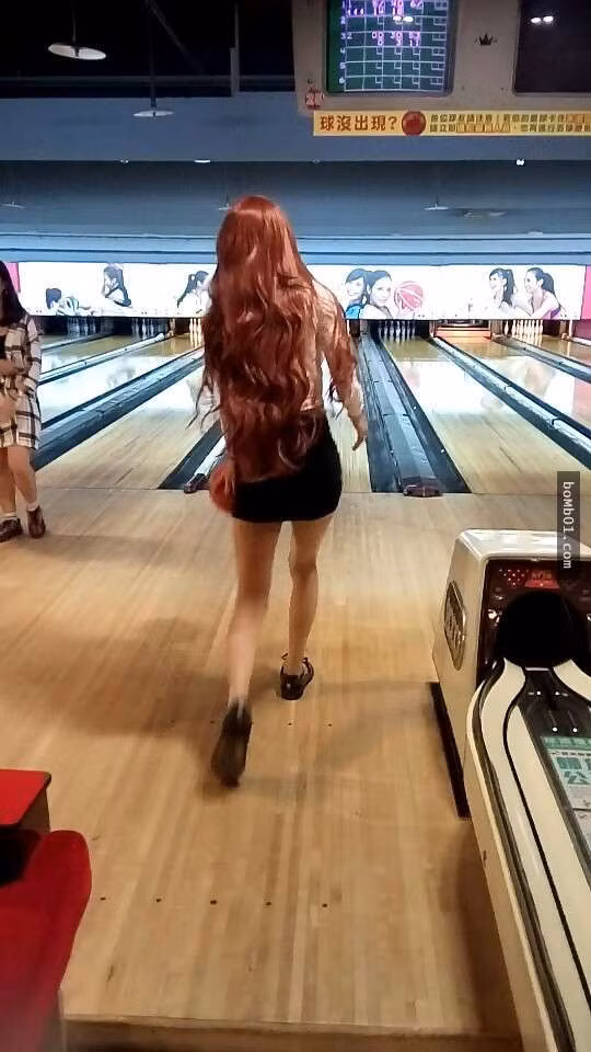 Bức ảnh thiếu nữ chơi bowling vừa qua đã khiến dân mạng Trung Quốc một phen dậy sóng. Nếu chỉ được nhìn từ phía sau thôi cũng khiến bao chàng trai không khỏi tò mò. Tuy nhiên, mọi người sẽ còn kinh ngạc hơn khi cô nàng quay mặt lại.