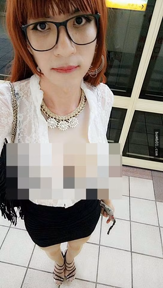 Theo tìm hiểu của dân mạng, cô nàng chơi bowling nổi tiếng có biệt danh là Little Bee. Sau khi cô phẫu thuật ngực, trông cô rất nóng bỏng với vòng eo con kiến rất hấp dẫn.