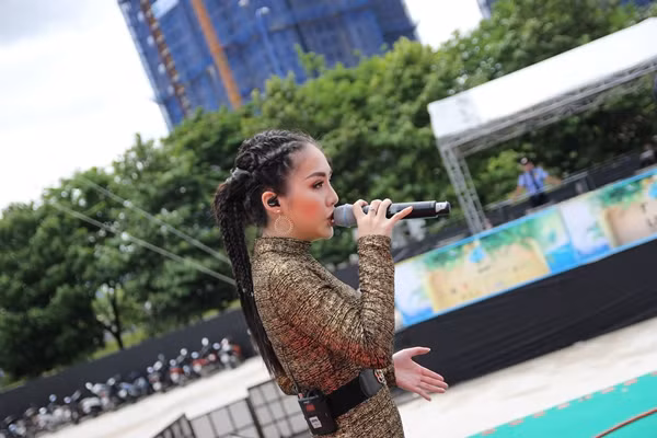 Khi đưa ra quan điểm giọng Mỹ Duyên khá giống giọng của một nữ phát thanh viên, cô cho biết hầu hết mọi người nghe đều nói như vậy tuy nhiên Duyên chưa bao giờ đọc ở đâu cả trừ livestream trên Facebook và một ứng dụng mạng khác.