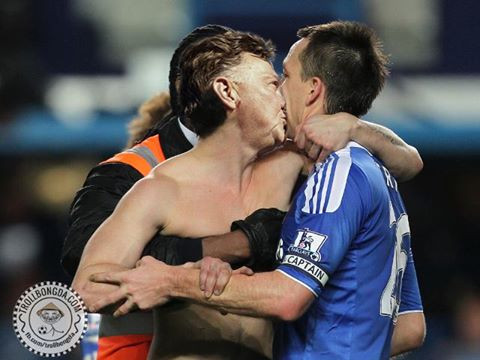 Luis Van Gaal hôn nồng nhiệt Terry để cám ơn pha làm bàn của cầu thủ này. Vì nó đã giúp đội bóng của ông là MU yên vị tại vị trí thứ 4.