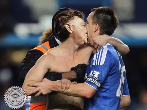 Luis Van Gaal hôn nồng nhiệt Terry để cám ơn pha làm bàn của cầu thủ này. Vì nó đã giúp đội bóng của ông là MU yên vị tại vị trí thứ 4.