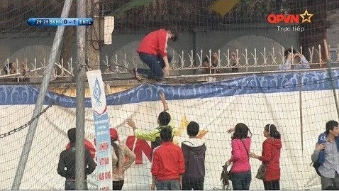 Hình ảnh trèo vào sân bóng để thưởng thức trận bóng đá là hình ảnh không hề khó kiếm trong các fanpage của các trường đại học.