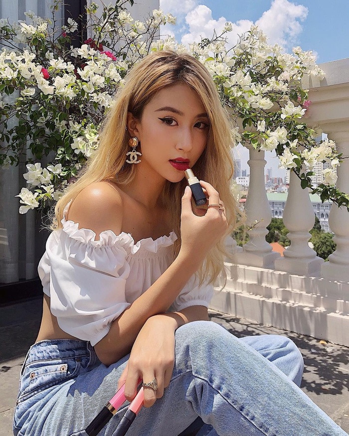 Quỳnh Anh Shyn trông cuốn hút hơn hẳn với item trễ vai.