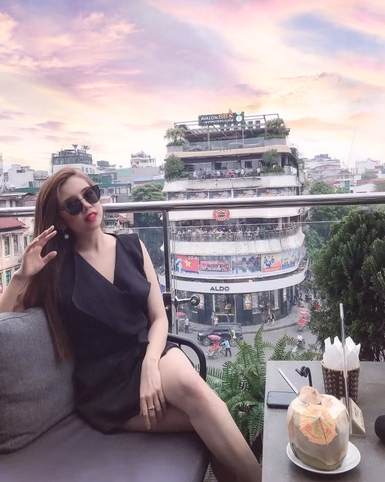 Được biết, cô gái này là Trương Hoài Thương (25 tuổi, Hà Nội), hiện đang là diễn viên tự do và người mẫu ảnh.