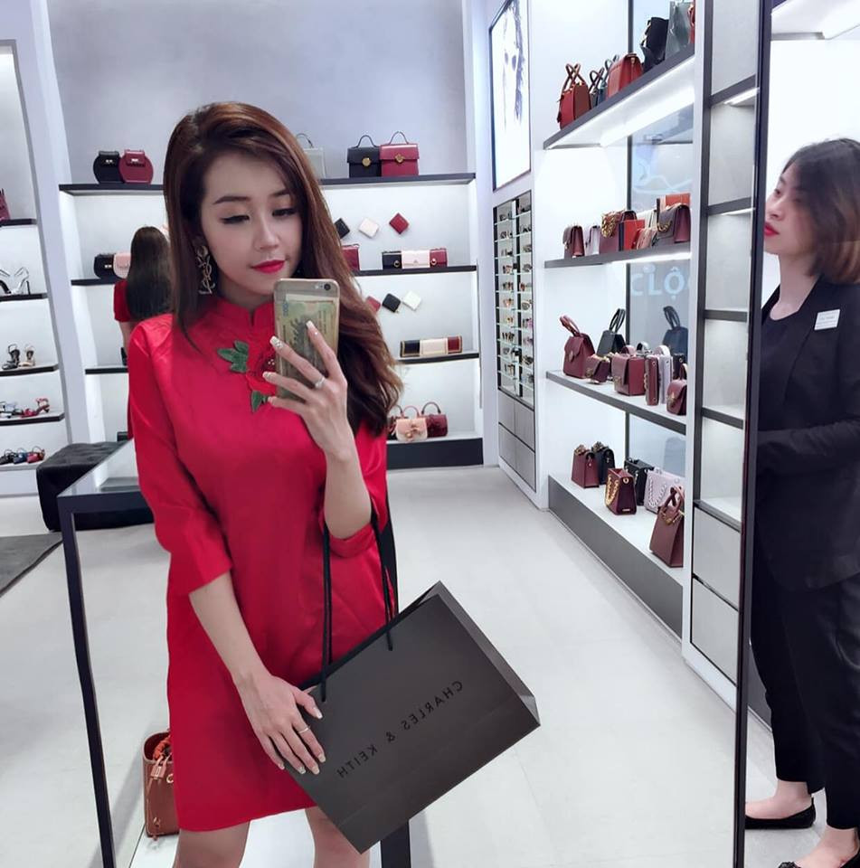 Trên trang cá nhân của mình, Hoài Thương không ngần ngại khoe những bức ảnh mua sắm sang chảnh.