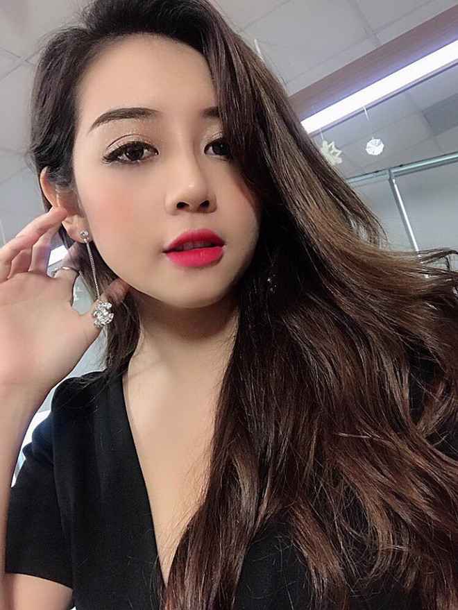 Trong đoạn clip, nam thanh niên chạy theo cô gái xinh đẹp, tỏ ra khá bức xúc nói: "Sáng giờ em chở chị 6-7 chỗ rồi đấy. Chị cứ bắt em chở hết chỗ này đến chỗ khác".