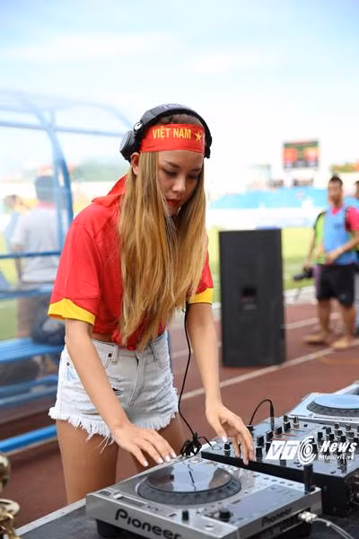 Ngoài việc cổ vũ cho U23 Việt Nam, Myno còn đến chơi những bản nhạc DJ sôi động để khuấy động tinh thần CĐV cũng như các cầu thủ. Ảnh: VTC.