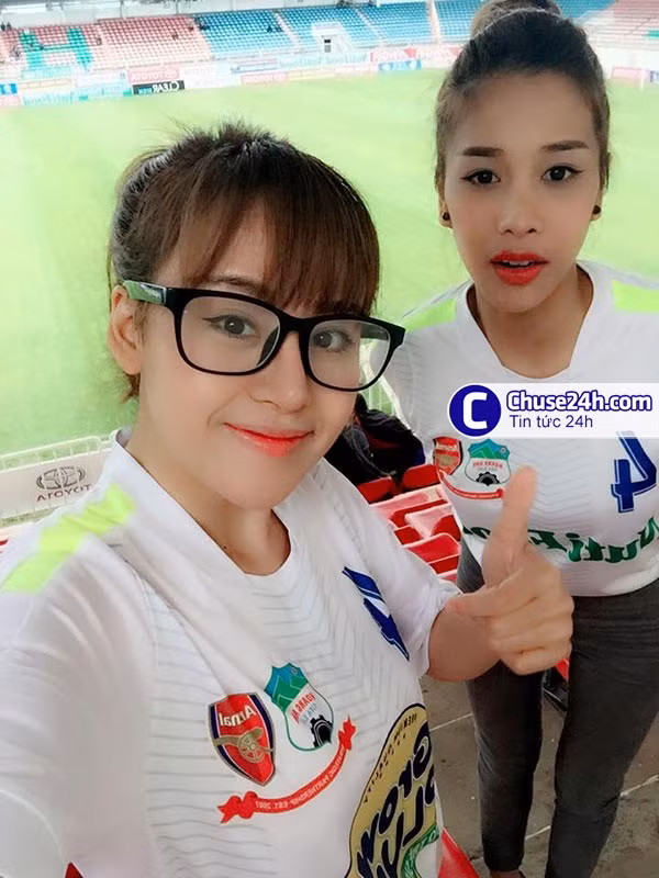 Trong trận đấu đó, HAGL sau 11 trận không thắng đã bất ngờ hạ gục B.Bình Dương, đội đang có vị trí thứ 2 trên BXH V.League 2015. Nhiều người nói đùa rằng: "Bà Tưng xuất hiện tại sân Pleiku đã đem lại may mắn cho HAGL". Ảnh: Chiase24h.