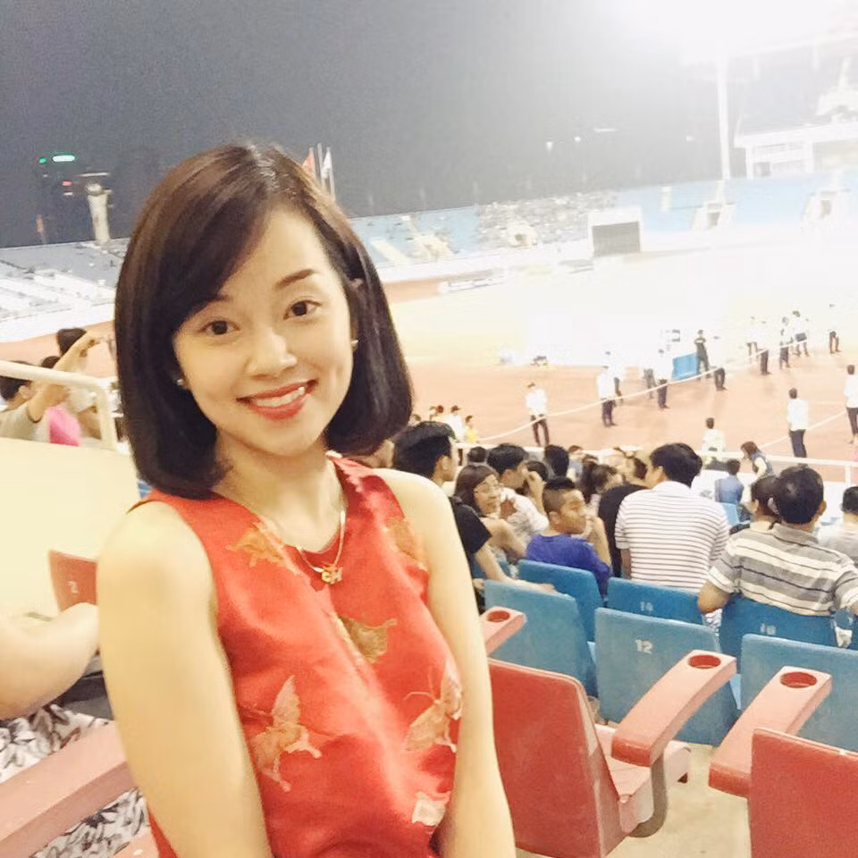 Hot girl Khánh Ly, cô bạn gái xinh đẹp của cầu thủ Mạc Hồng Quân cũng không ít lần đến sân cổ vũ tinh thần cho người yêu. Trong ảnh, Khánh Ly có mặt trên sân Mỹ Đình trong trận giao hữu của ĐTVN trước đội tuyển Indonesia đầu năm 2015.