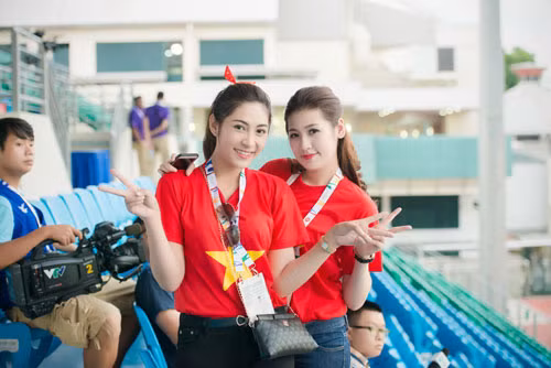 Tại SEA Games 28 ở Singapore, Á hậu xinh đẹp Dương Tú Anh đã tháp tùng U23 Việt Nam sang nước bạn thi đấu.